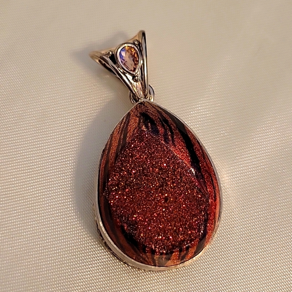 Sajen SS tiger stripe druzy with teardrop stone set in bale.